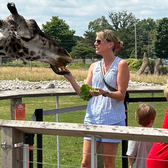 Meet your Posher, Stephanie - Picture 2 of 8